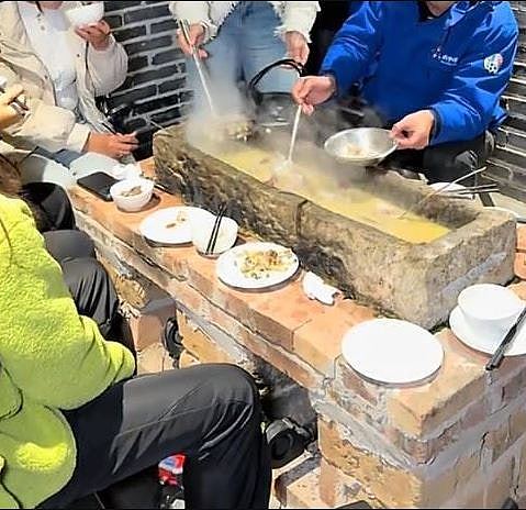 湖南农庄推出“石槽火锅”遭调侃似“猪槽”！老板：市场反响很好（组图） - 1