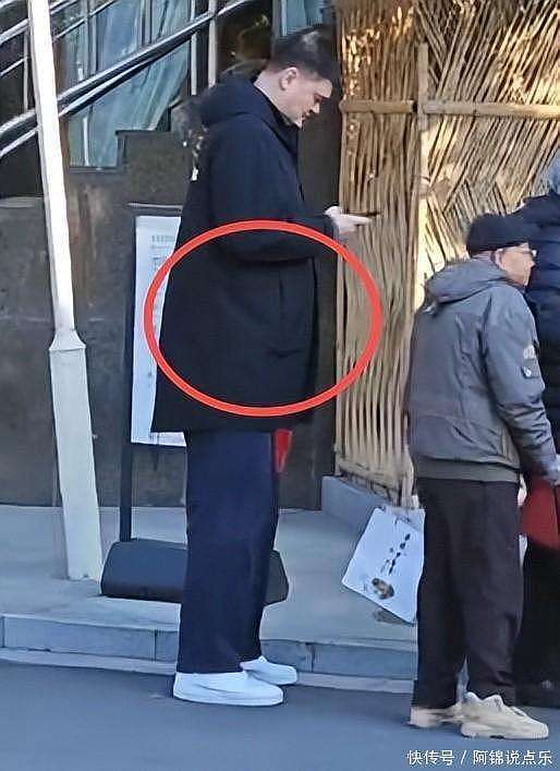 姚明陪父母探亲!发福的他被网友评“好乖巧”(组图) - 4