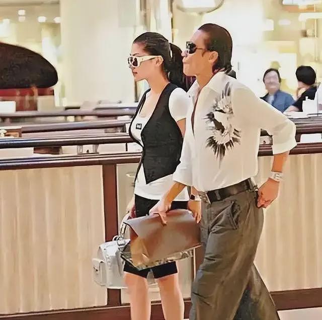 被谢贤养了12年，用青春换来2000万的Coco，已经走上了另一条大道（组图） - 18