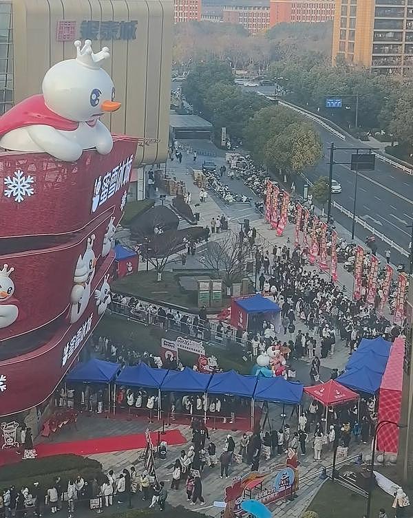 砸800万开一家旗舰店,蜜雪冰城可能有事瞒着我(组图) - 12