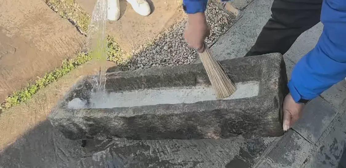 永州一农庄“石槽火锅”被调侃像猪槽,老板:非常火爆,要提前几天预订(组图) - 3