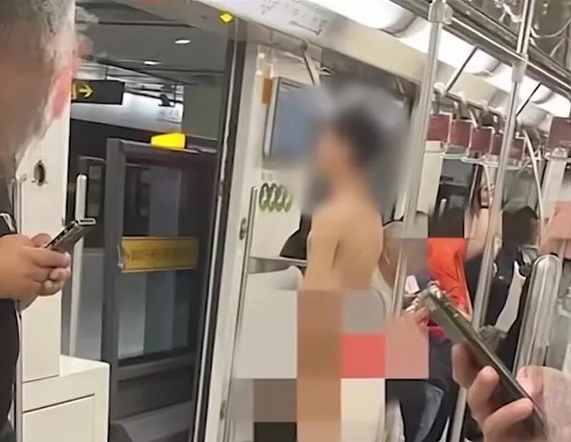 武汉地铁内脱衣裸男，已被警方控制（组图） - 1