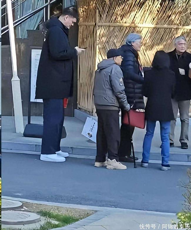 姚明陪父母探亲!发福的他被网友评“好乖巧”(组图) - 1