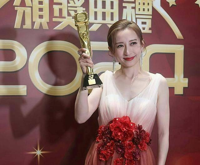 TVB知名女星大胆晒床照，拿完视后无剧可拍（组图） - 1