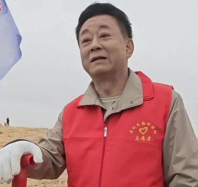 61岁朱军近况曝光!扎根甘肃成治沙“老把式”,皱纹横生皮肤黝黑(组图) - 1