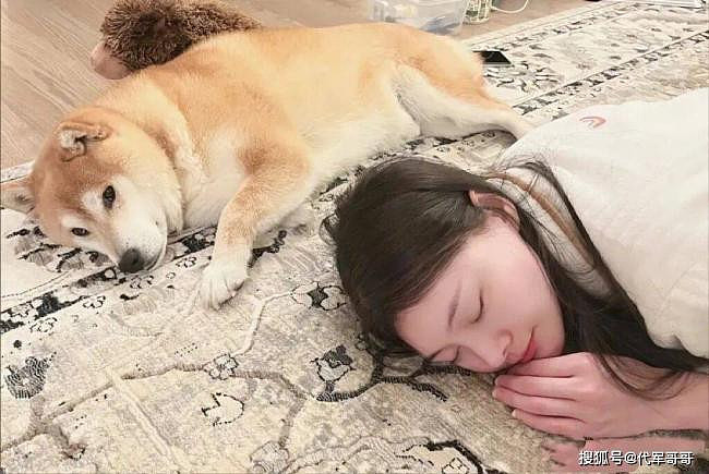 35岁郑爽相貌大变，又僵又肿，住豪宅生活安逸（组图） - 2