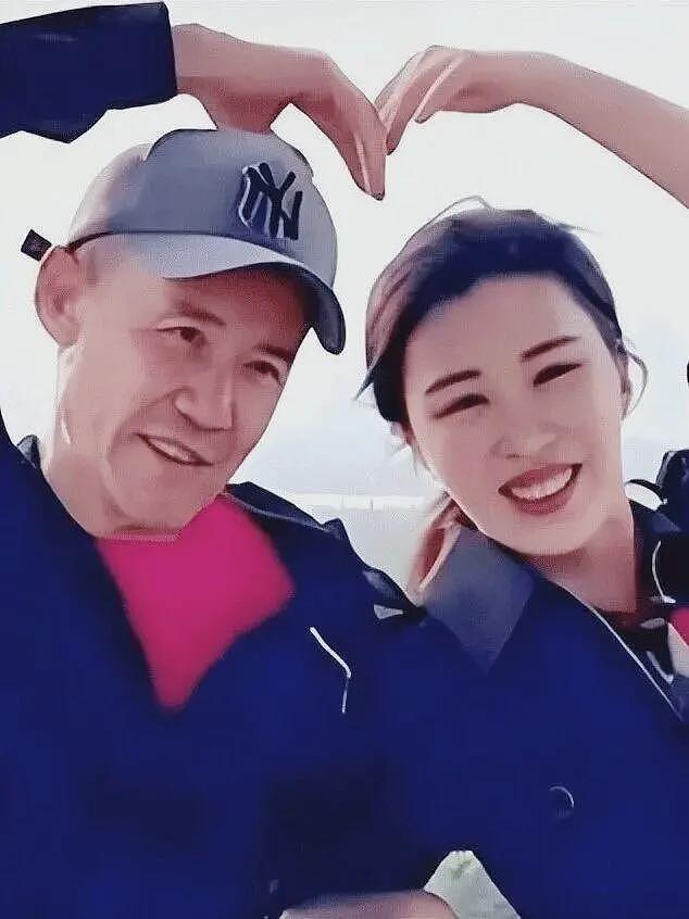 真没离婚！王石陪老婆剪头发，全程玩手机打电话，曝岳母患乳腺癌（组图） - 12