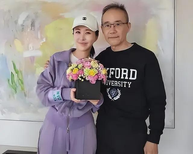 真没离婚！王石陪老婆剪头发，全程玩手机打电话，曝岳母患乳腺癌（组图） - 4