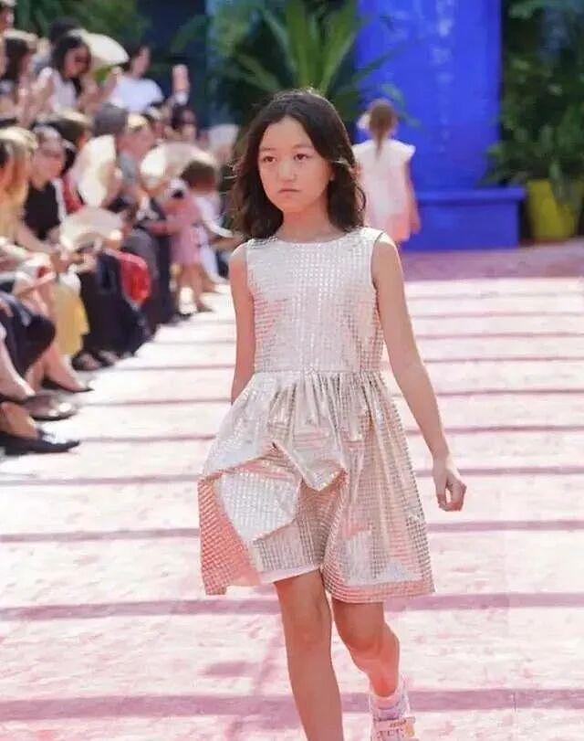 王菲女儿李嫣疑恋爱！与帅气男生现身机场，俩人有说有笑外形般配（组图） - 2