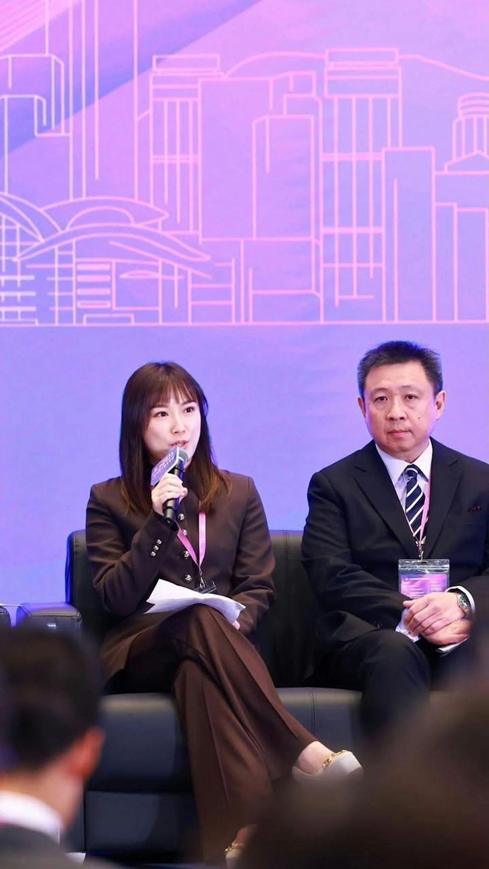 TVB港姐冠军跻身政界,成为首位获授勋港姐,一家四口住半山豪宅(组图) - 2