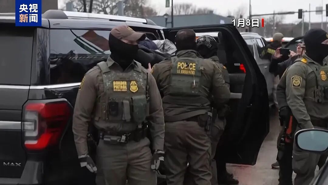 37岁女子被执法人员当街枪杀,特朗普:是自卫!美国多地爆发大规模抗议,民众愤怒烧国旗(组图) - 5