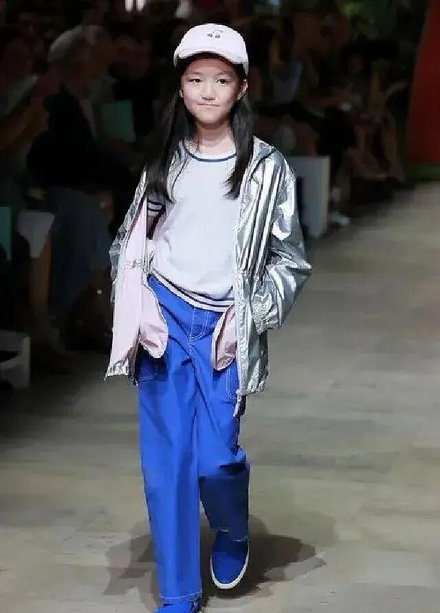 王菲女儿李嫣疑恋爱！与帅气男生现身机场，俩人有说有笑外形般配（组图） - 9