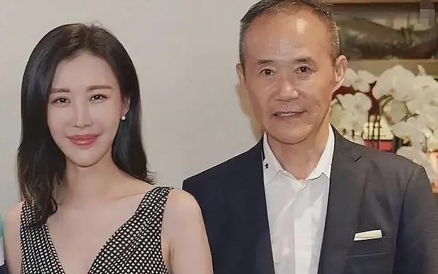真没离婚！王石陪老婆剪头发，全程玩手机打电话，曝岳母患乳腺癌（组图） - 30