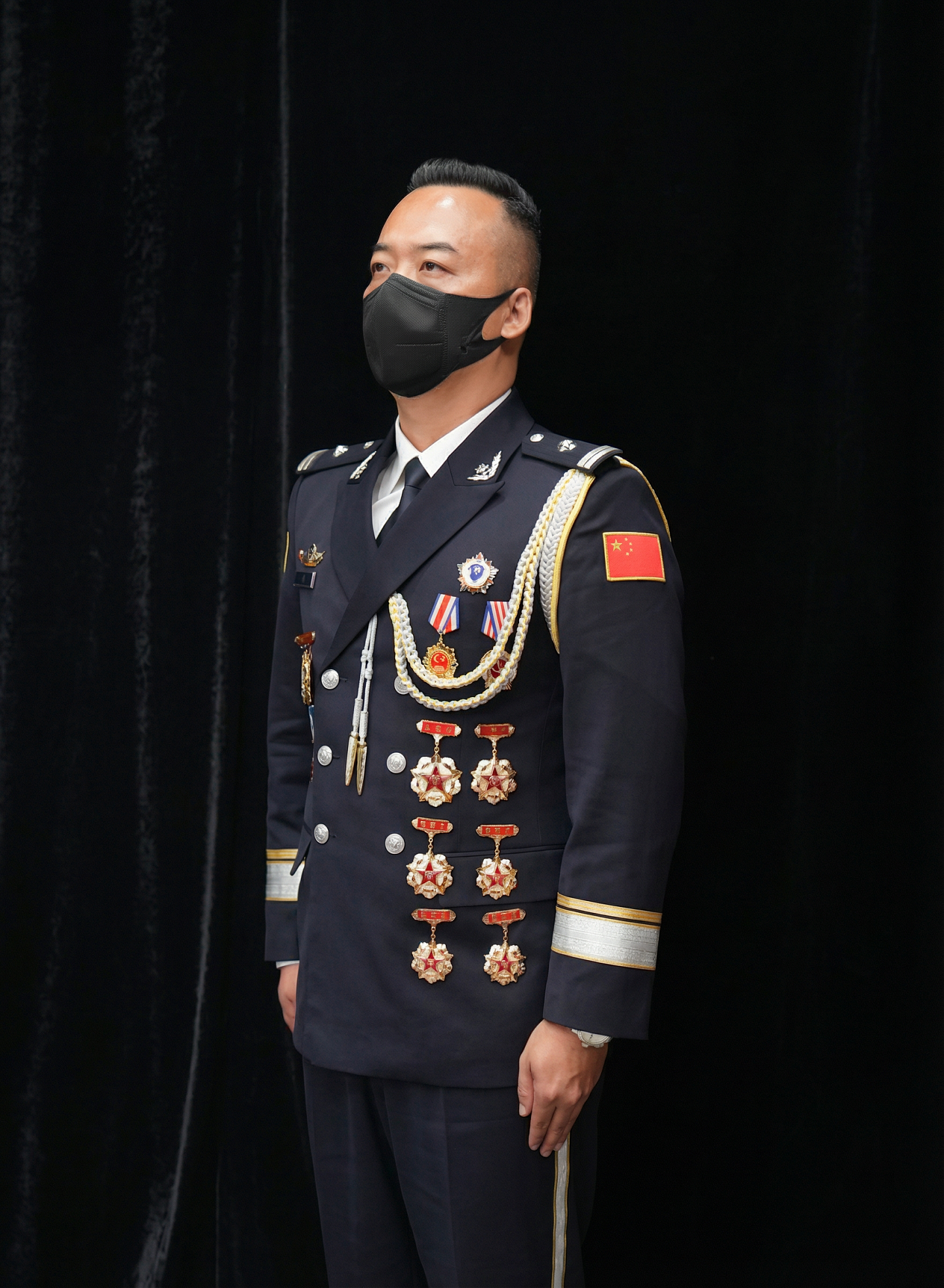 一位缉毒英雄的“无脸”人生:演了17年“黑道大佬”,朋友圈比人生还假(组图) - 1