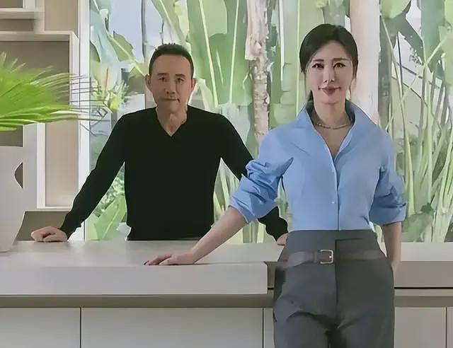 真没离婚！王石陪老婆剪头发，全程玩手机打电话，曝岳母患乳腺癌（组图） - 17