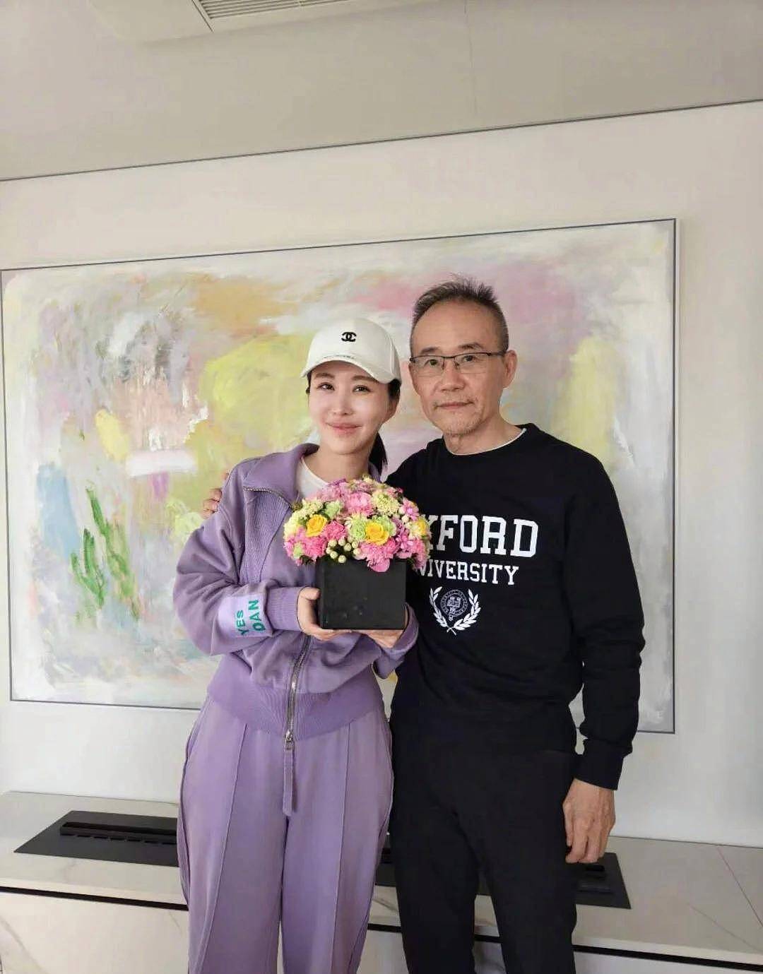 一家3口去理发店，王石给田朴珺拍照太有爱，5岁女儿太像爸爸（组图） - 1