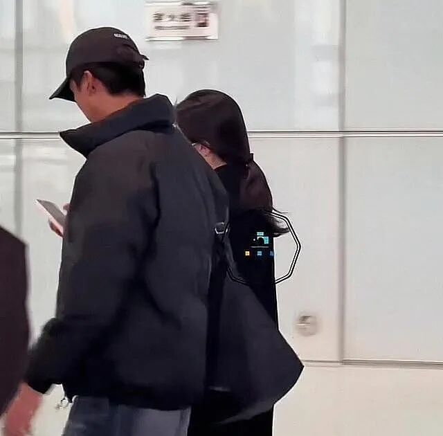 王菲女儿李嫣疑恋爱！与帅气男生现身机场，俩人有说有笑外形般配（组图） - 12