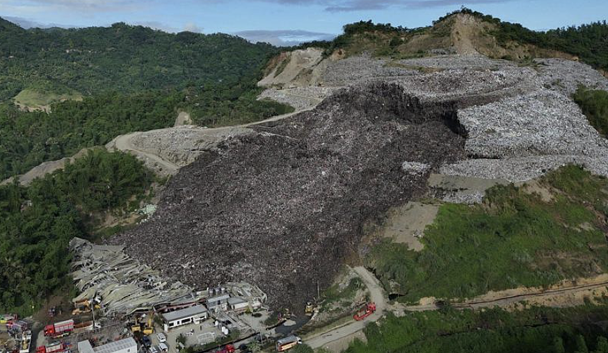 瞬间活埋!旅游胜地突发垃圾山崩塌,办公楼秒变坟墓,工程师遇难,数十人生死未卜(组图) - 1