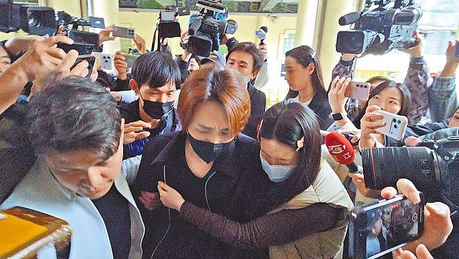 曹西平遗照曝光:灵堂布置过于简陋,客厅摆放生前演出礼服(组图) - 8