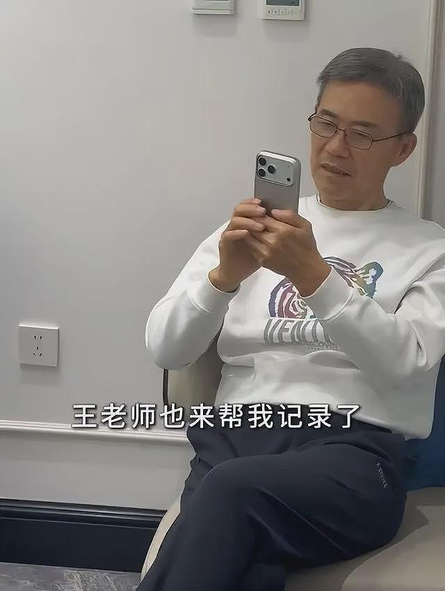 真没离婚！王石陪老婆剪头发，全程玩手机打电话，曝岳母患乳腺癌（组图） - 24