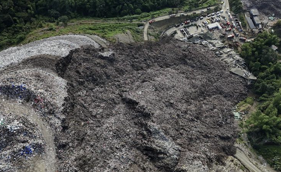 瞬间活埋!旅游胜地突发垃圾山崩塌,办公楼秒变坟墓,工程师遇难,数十人生死未卜(组图) - 8