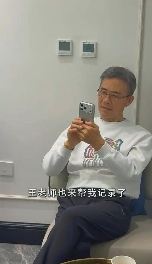 一家3口去理发店，王石给田朴珺拍照太有爱，5岁女儿太像爸爸（组图） - 9