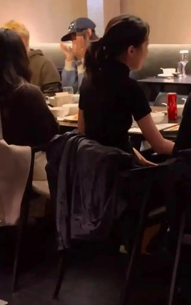 王菲女儿李嫣疑恋爱！与帅气男生现身机场，俩人有说有笑外形般配（组图） - 5