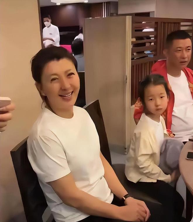 闫学晶生活好奢侈!一件T恤7千,一条手链4w,孩子幼儿园一年40w(组图) - 12