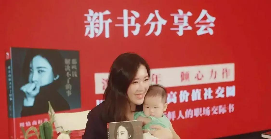 一家3口去理发店，王石给田朴珺拍照太有爱，5岁女儿太像爸爸（组图） - 8