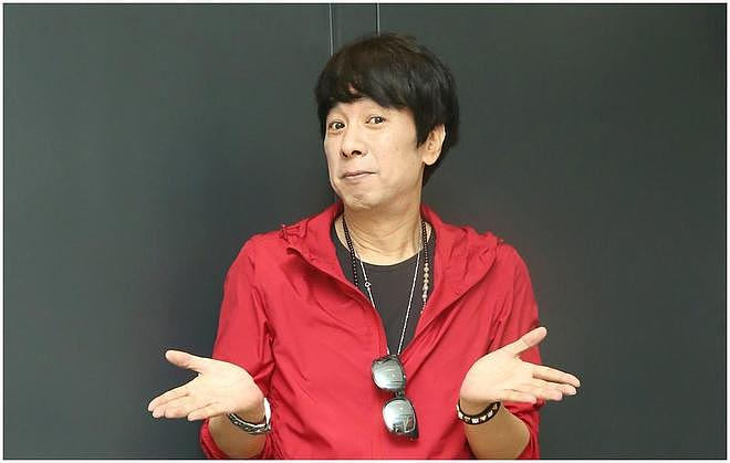 曹西平遗照曝光:灵堂布置过于简陋,客厅摆放生前演出礼服(组图) - 1