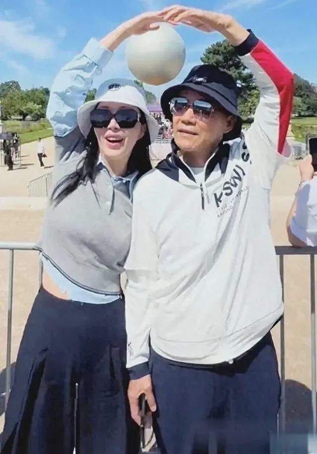 真没离婚！王石陪老婆剪头发，全程玩手机打电话，曝岳母患乳腺癌（组图） - 6