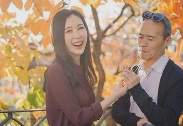 真没离婚！王石陪老婆剪头发，全程玩手机打电话，曝岳母患乳腺癌（组图） - 5