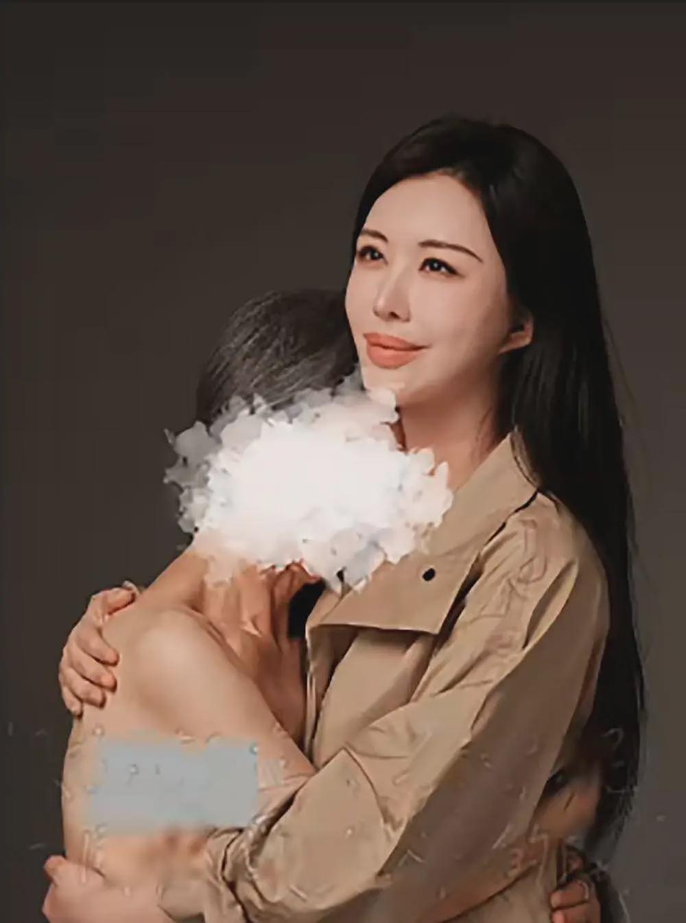 一家3口去理发店，王石给田朴珺拍照太有爱，5岁女儿太像爸爸（组图） - 4