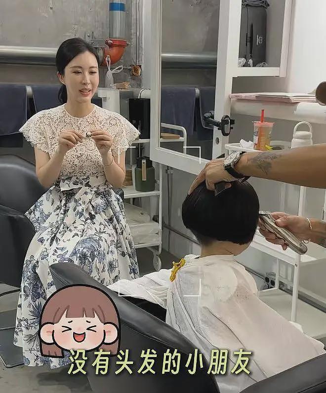 一家3口去理发店，王石给田朴珺拍照太有爱，5岁女儿太像爸爸（组图） - 7