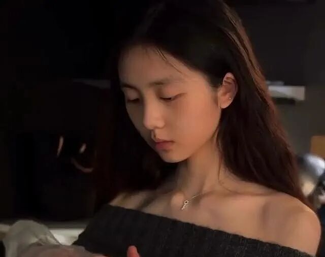 王菲女儿李嫣疑恋爱！与帅气男生现身机场，俩人有说有笑外形般配（组图） - 6