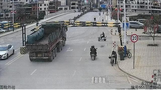 货车撞限高架砸死路人司机获刑,家属:违规限高架是主因(组图) - 1