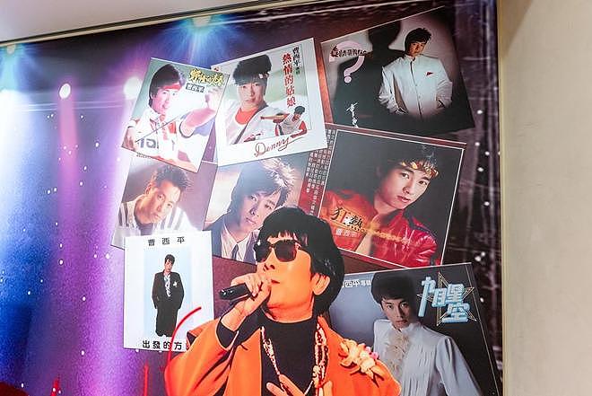 曹西平遗照曝光:灵堂布置过于简陋,客厅摆放生前演出礼服(组图) - 4