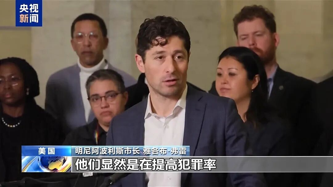 37岁女子被执法人员当街枪杀,特朗普:是自卫!美国多地爆发大规模抗议,民众愤怒烧国旗(组图) - 6