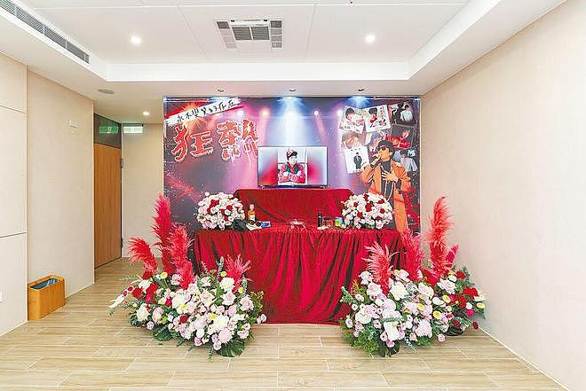 曹西平遗照曝光:灵堂布置过于简陋,客厅摆放生前演出礼服(组图) - 7