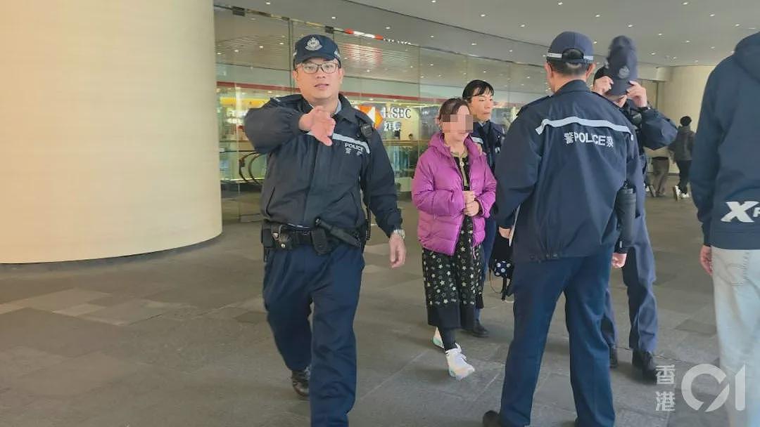 1450亿巨款震惊香港!内地女子赴港取现,当场被捕(组图) - 1