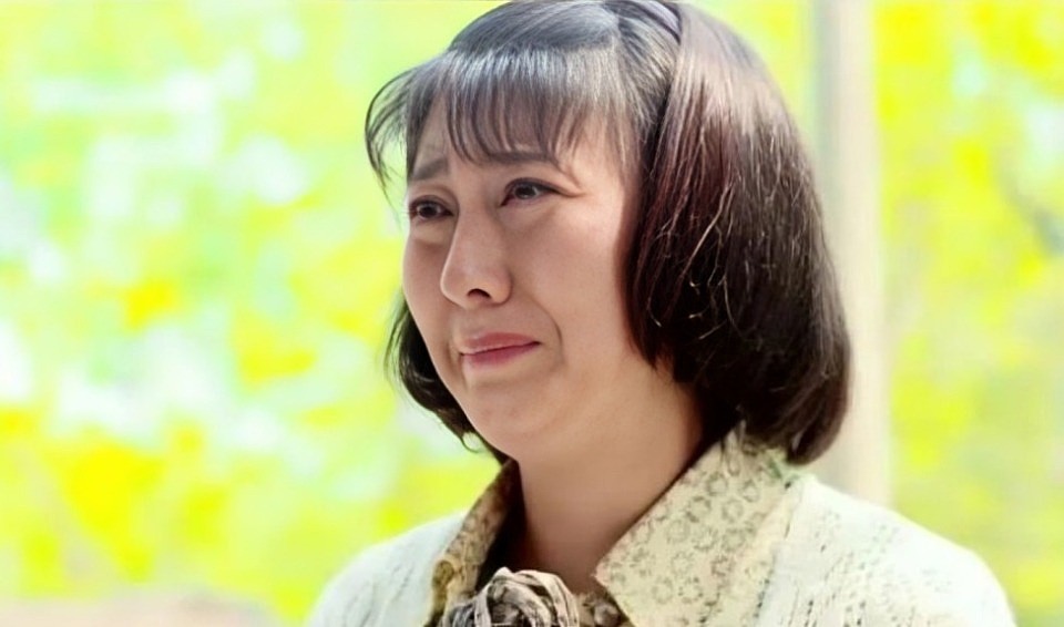 树倒猢狲散!知名女演员哭穷导致代言遭抵制,其儿子发声回应(组图) - 32
