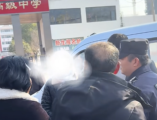 13岁男生宿舍内身亡，官方通报死因，回应“左胸部针孔”“嘴角红色液体”等细节（组图） - 1
