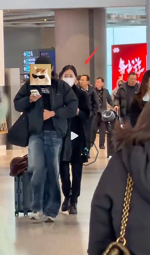 19岁李嫣展绝佳气质，与男性友人同行，两人默契...（组图） - 1