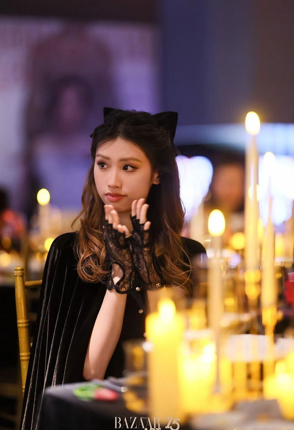 冯小刚携徐朵亮相芭莎盛典,21岁养女宛如亲生、气质蜕变引全网热议(组图) - 1
