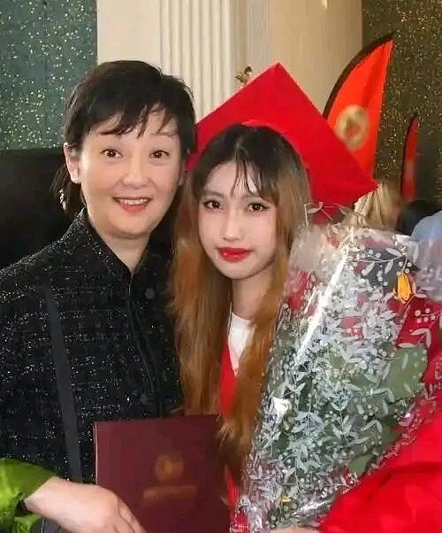冯小刚携徐朵亮相芭莎盛典,21岁养女宛如亲生、气质蜕变引全网热议(组图) - 7