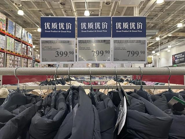 中产涌入超市,抢300元羽绒服(组图) - 10
