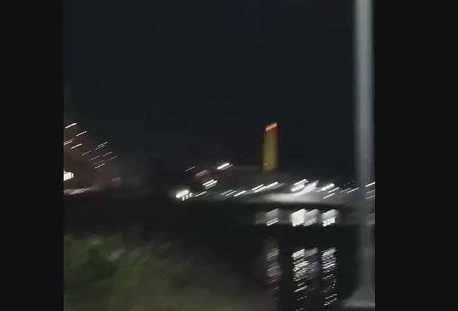 ​印尼深夜发生7.1级强震，桥梁路灯摇晃影片曝光（视频/组图） - 1