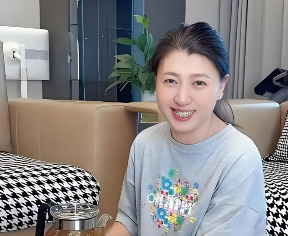 树倒猢狲散!知名女演员哭穷导致代言遭抵制,其儿子发声回应(组图) - 1