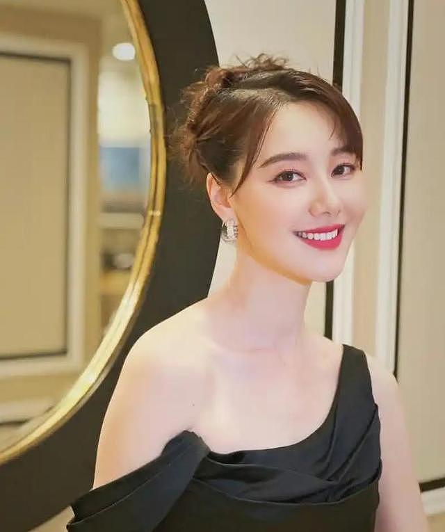 讨好大佬，陪睡上位，遭央视“开除”，她身上的标签哪个才是真的（组图） - 14