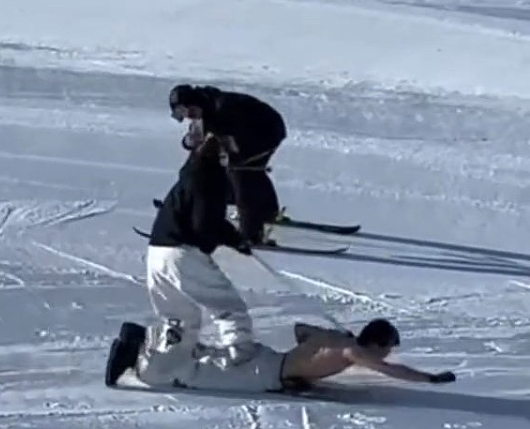 女子在新疆阿泰勒踩赤膊男上“放狗式”滑雪！网民：这男彻底废掉……（视频/组图） - 1